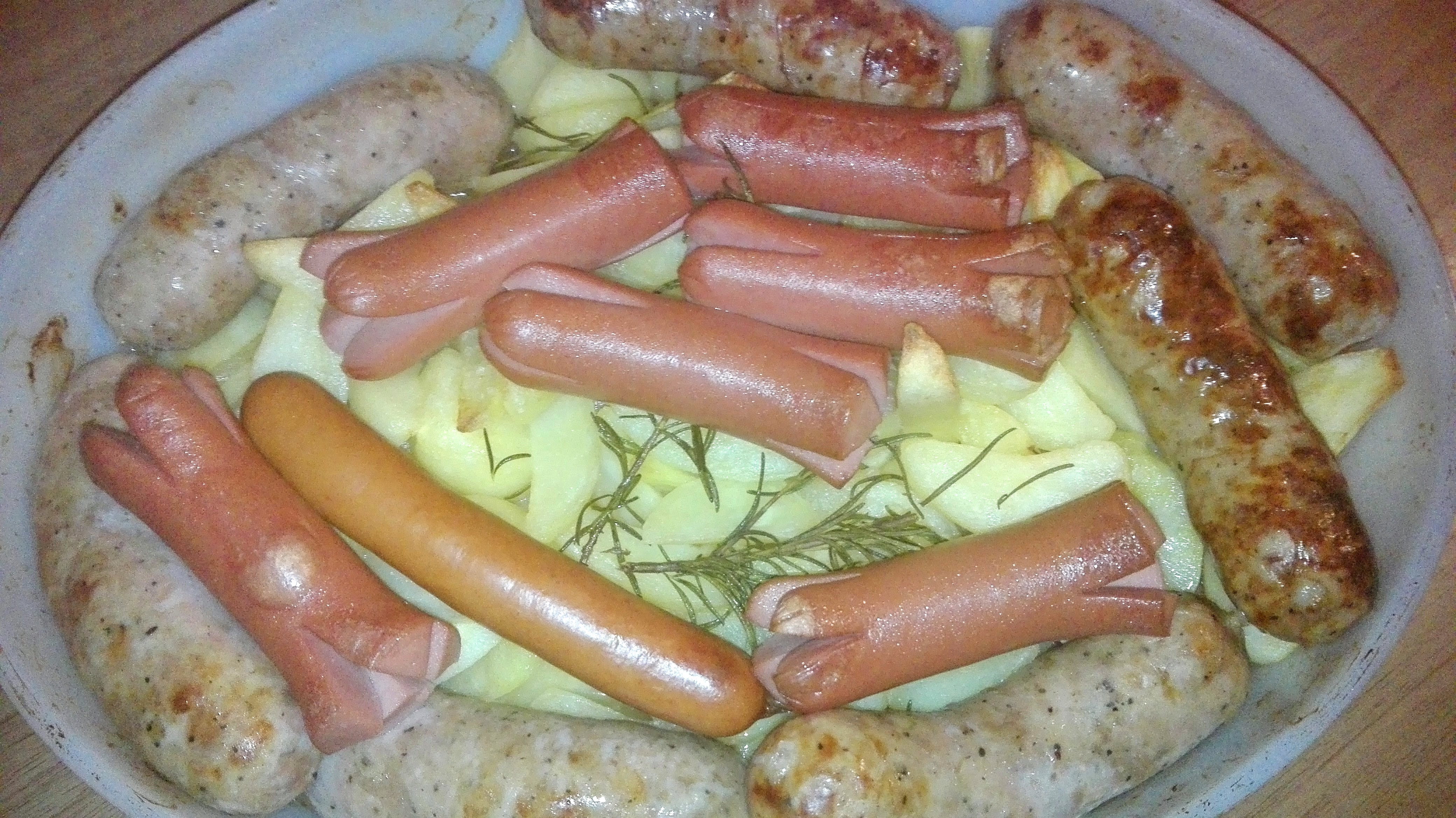 Patate al forno con salsiccia e wurstel
