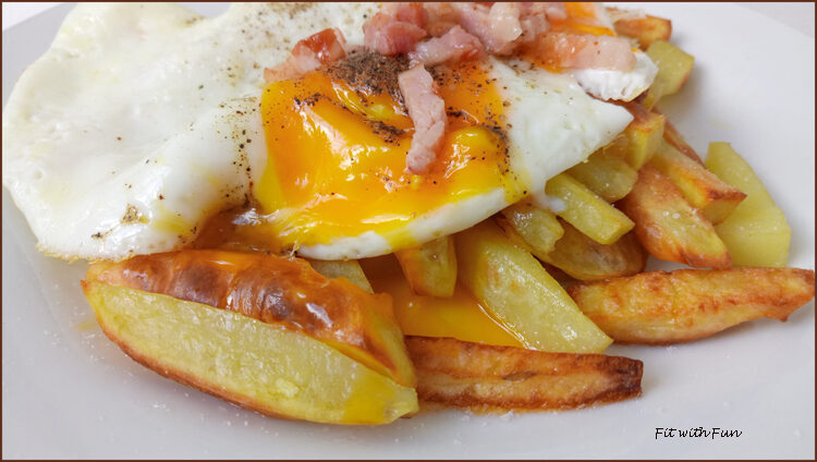 Patate al forno con uova ad occhio di bue