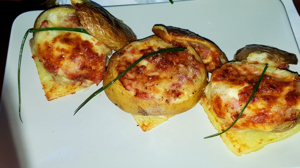 Patate al forno ripiene con mozzarella e pancetta