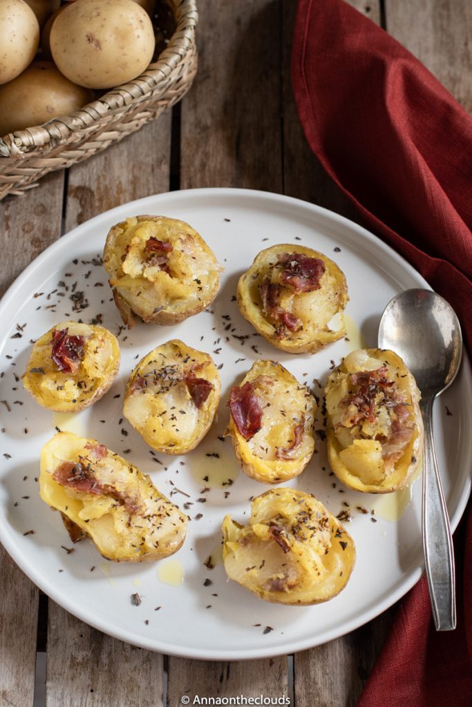 Patate al forno ripiene (speck e formaggio)