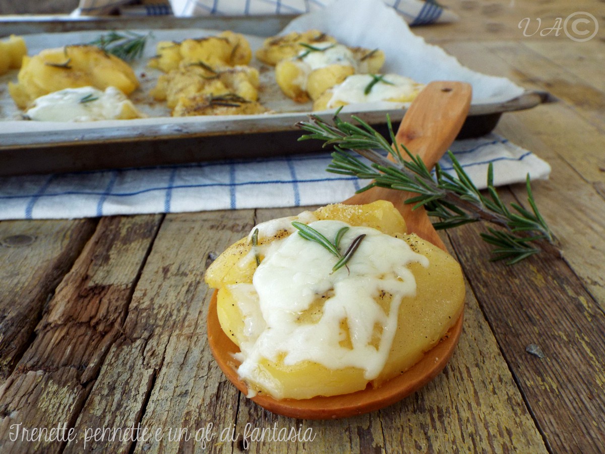 Patate al forno schiacciate con asiago