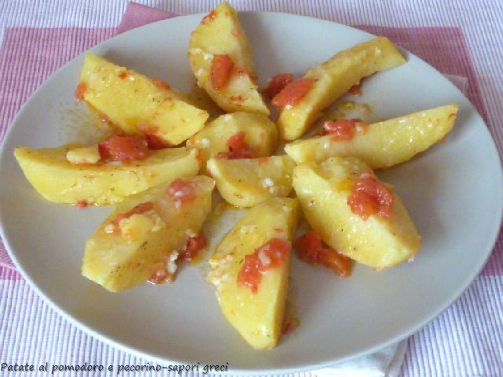 Patate al pomodoro e pecorino