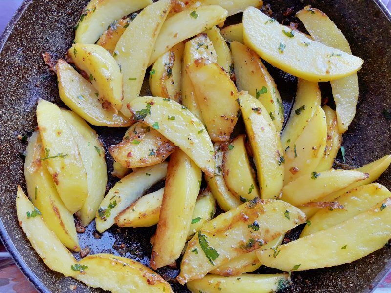 Patate arrosto all’aglio, prezzemolo, peperoncino