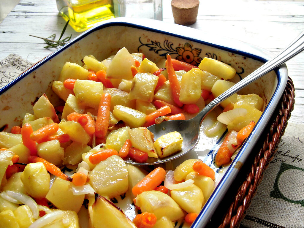 Patate, carote e cipolle al forno