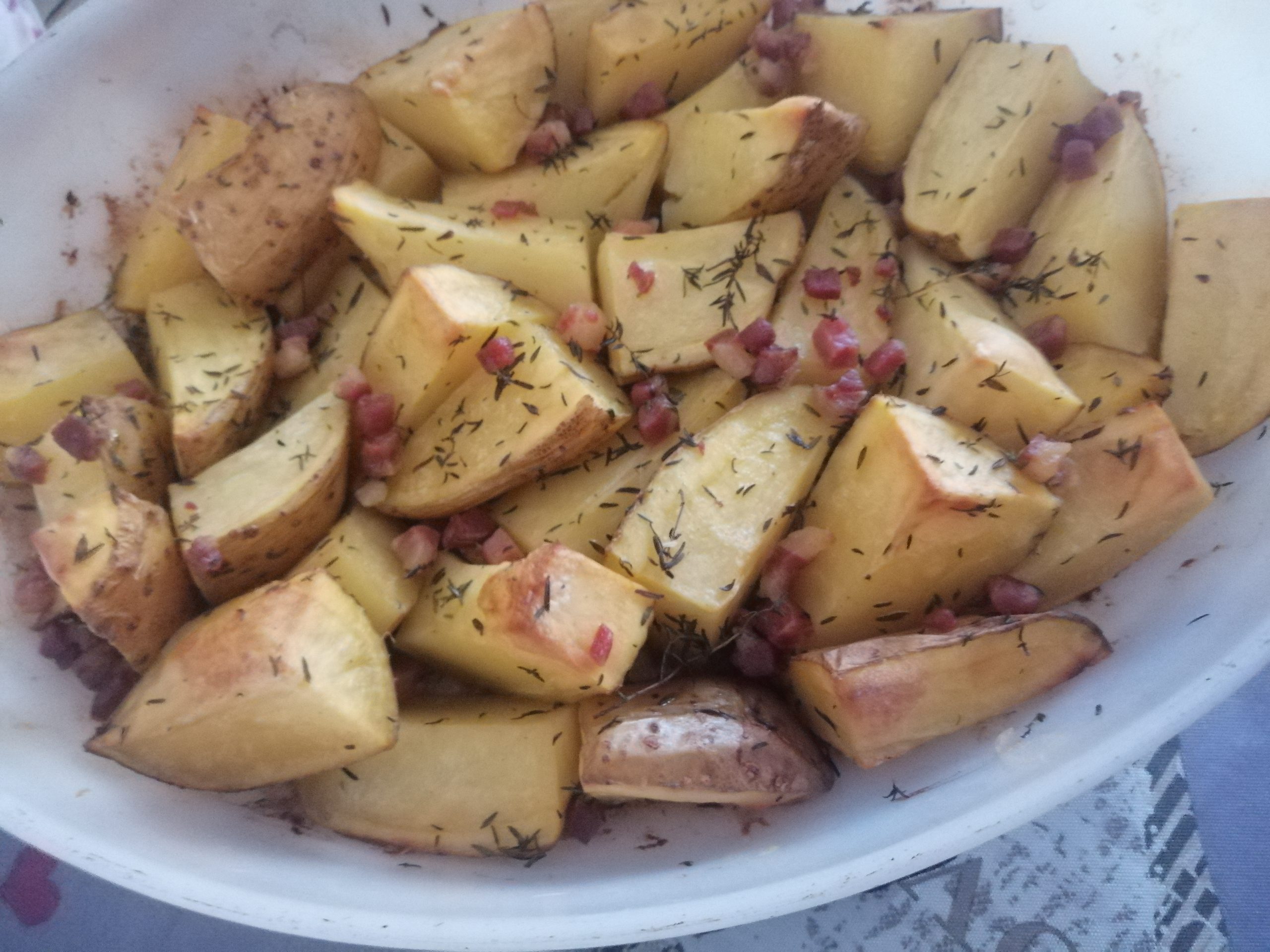 Patate con pancetta e timo al forno
