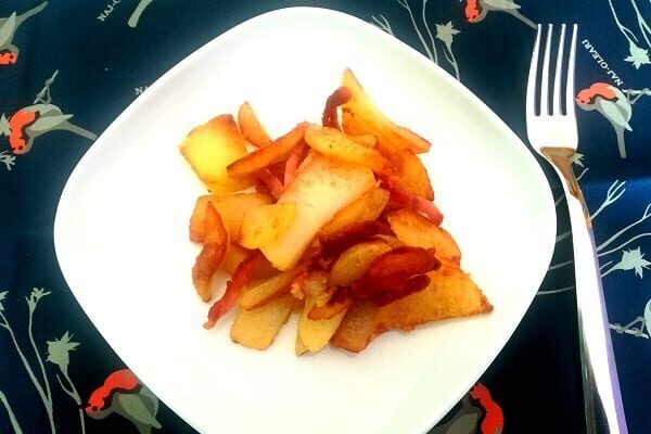 Patate con parmigiano e speck in padella, ricetta veloce