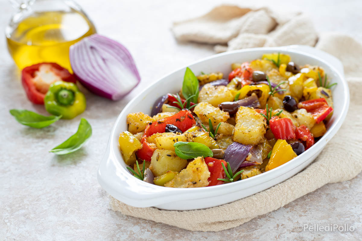 Patate con peperoni e cipolle al forno