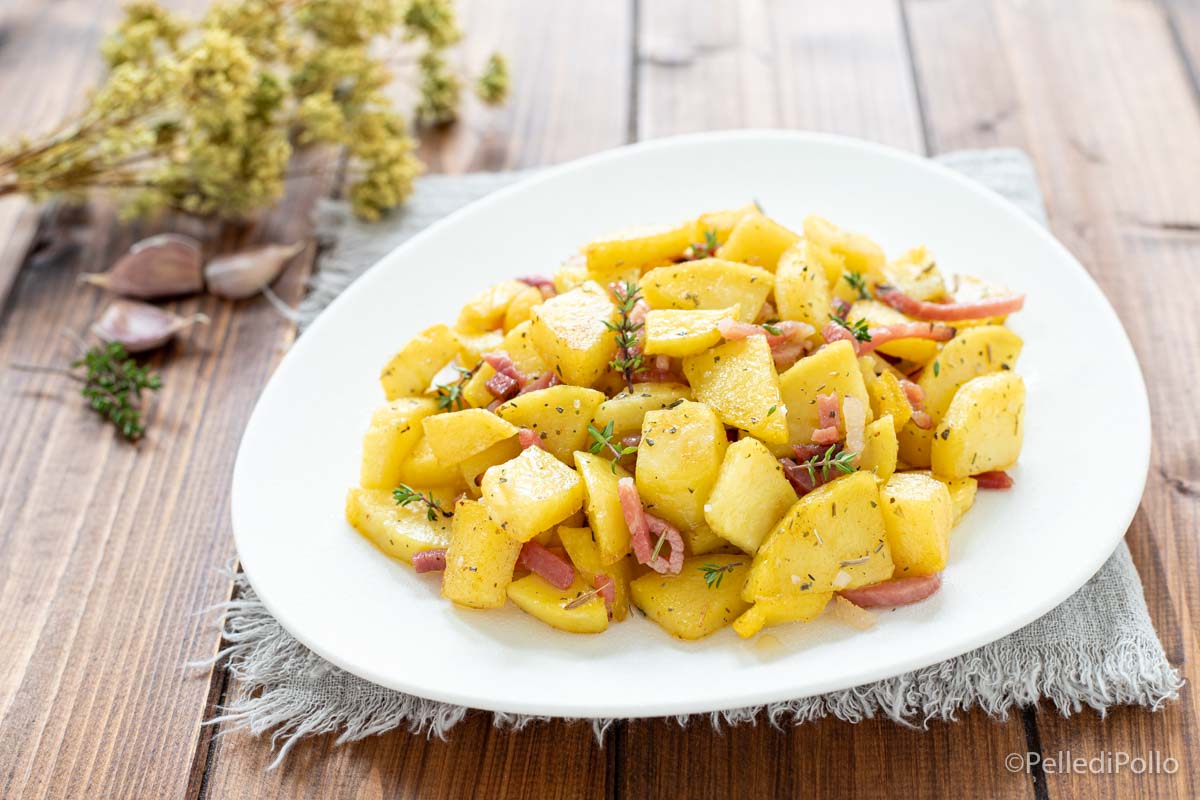 Patate con speck in padella
