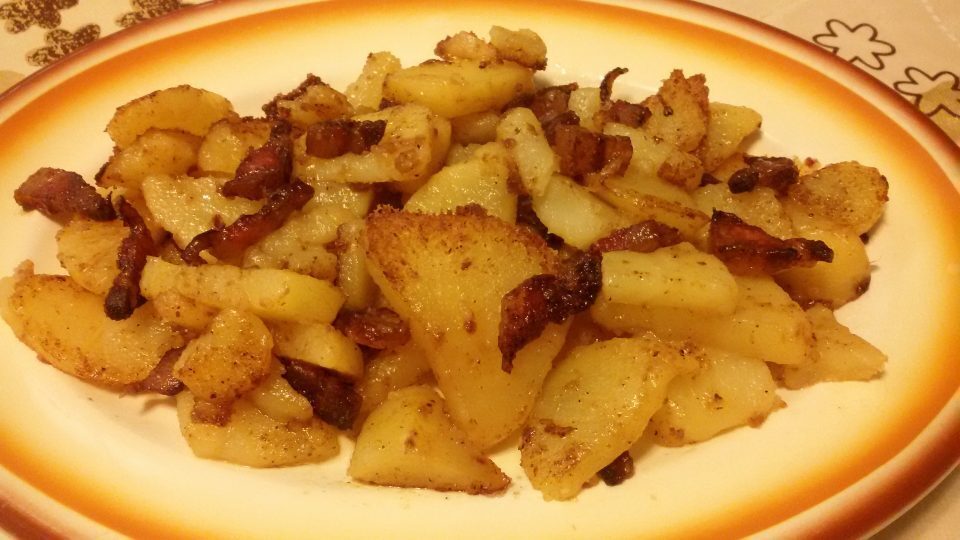 Patate e pancetta in padella