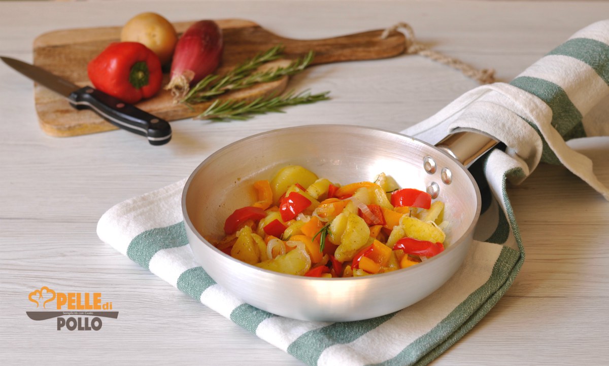 Patate e peperoni in padella