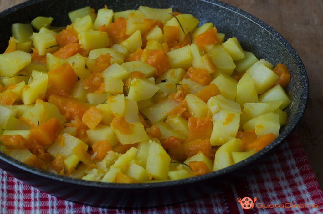 Patate e zucca in padella saltate al rosmarino