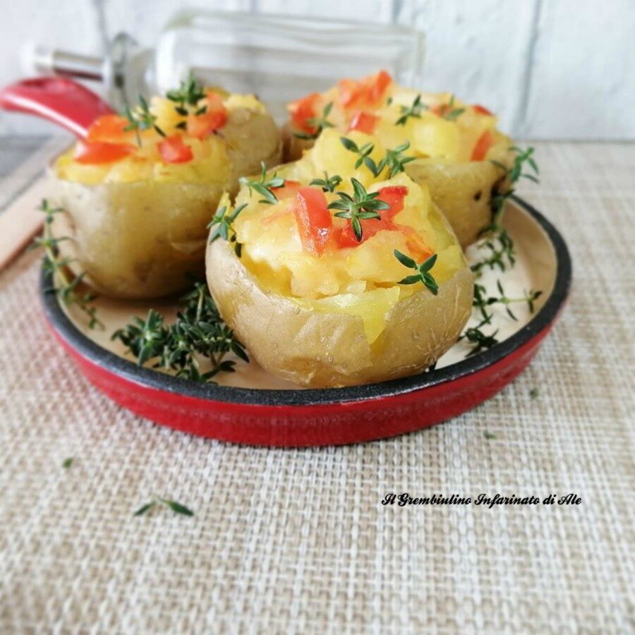 Patate farcite di mozzarella e pomodoro