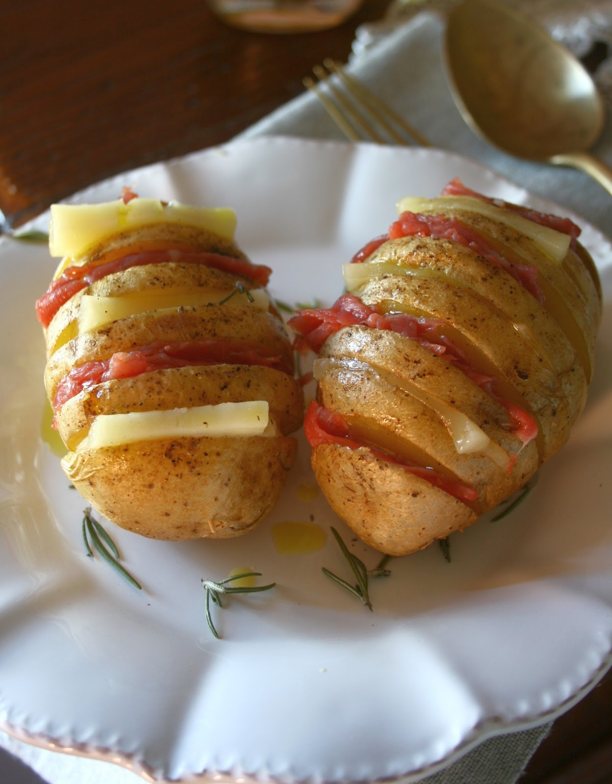 Patate fisarmonica con pecorino e carne salada