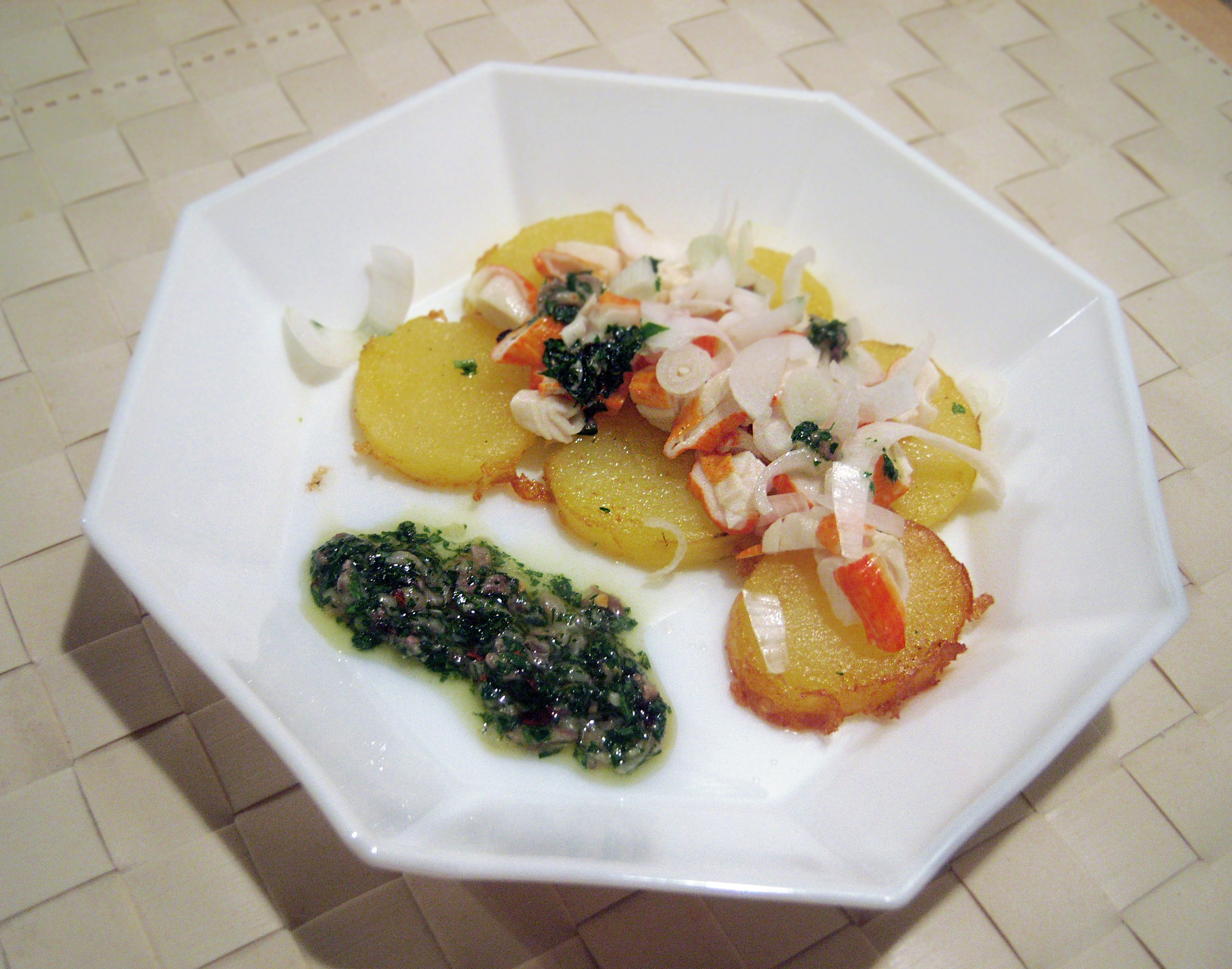 Patate fritte con surimi e cipollotti freschi