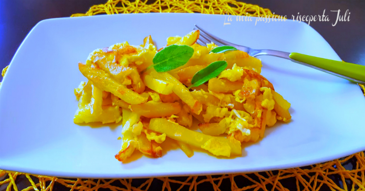 Patate fritte in padella con uova