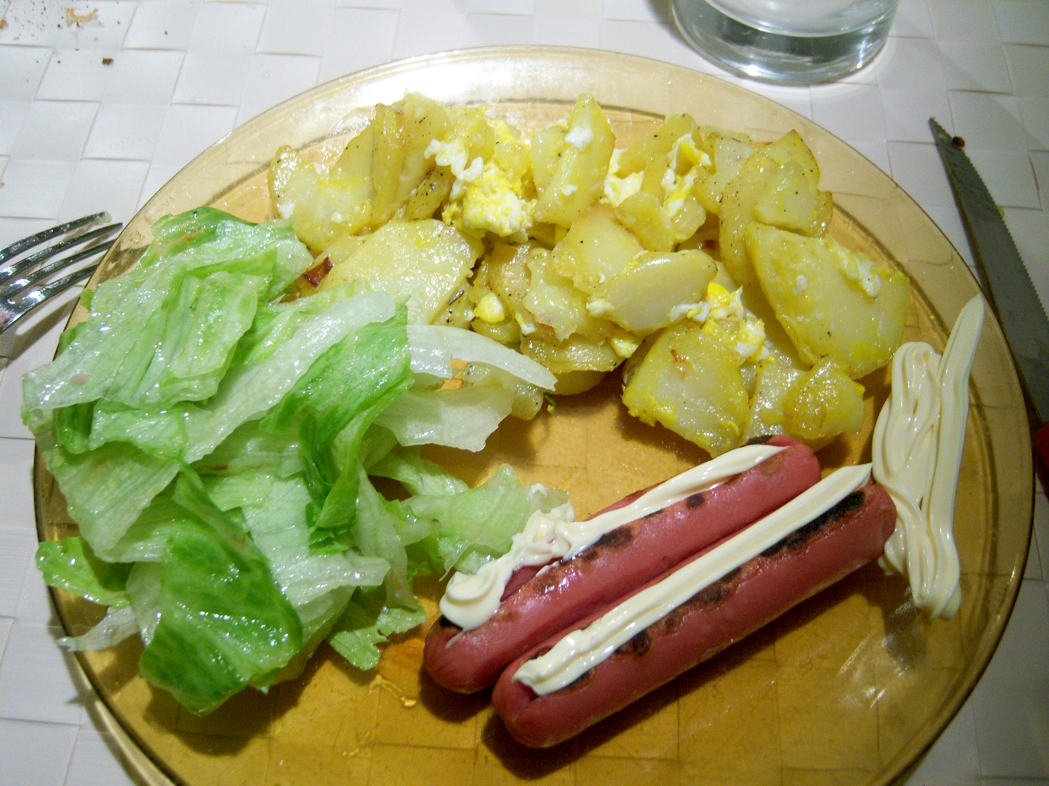 patate fritte strapazzate con l’uovo, wustel grigliato e insalata iceberg