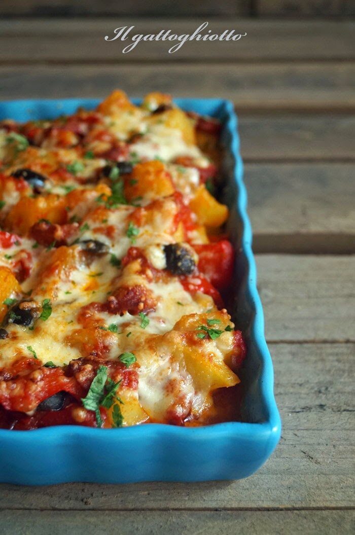Patate gratinate con peperoni e chorizo