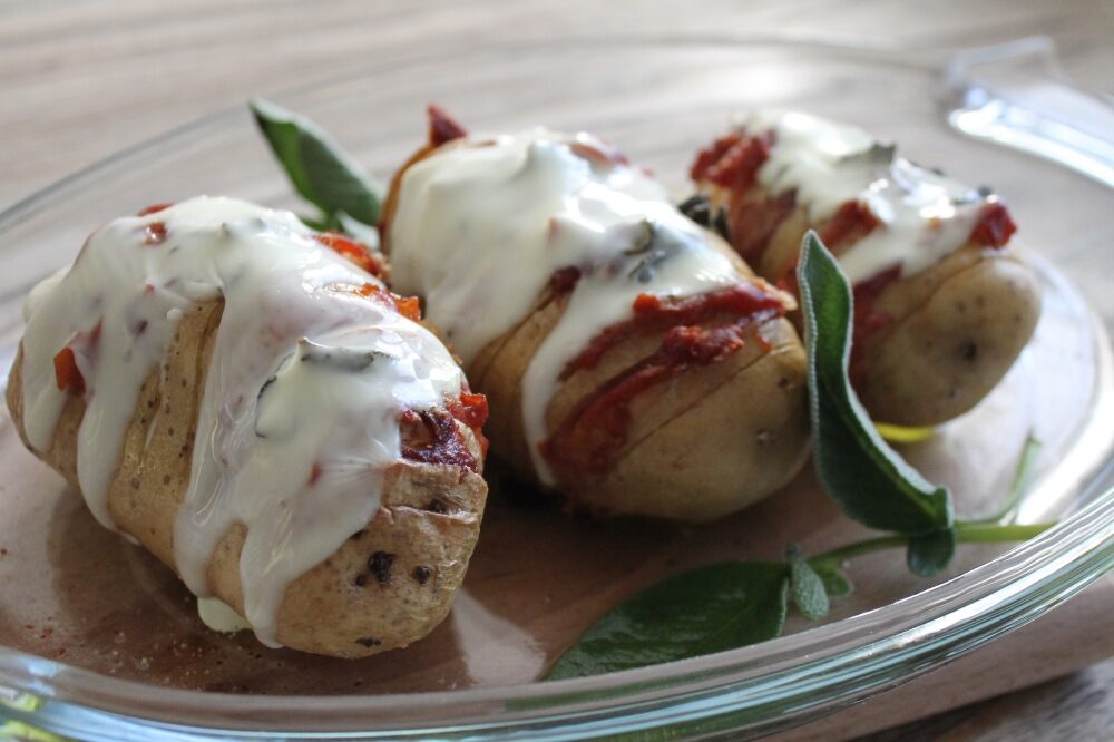 Patate hasselback con crudo e fontina
