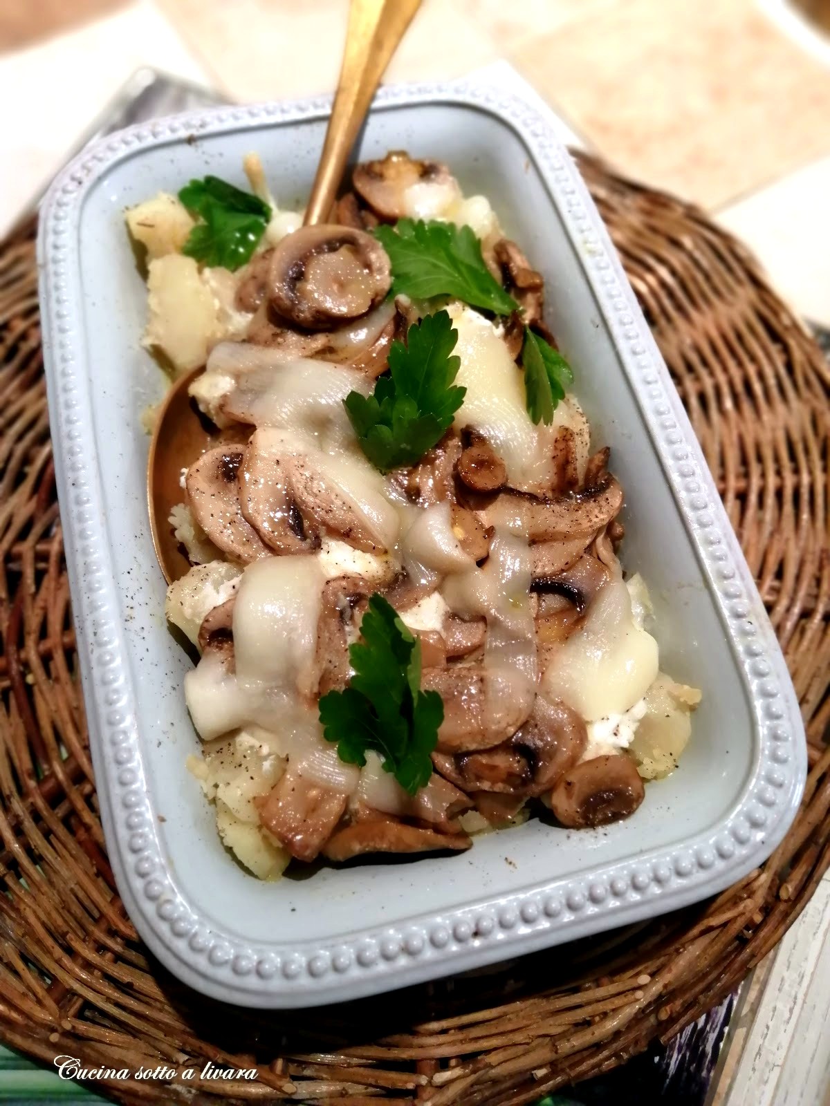 Patate in forno con funghi e formaggio