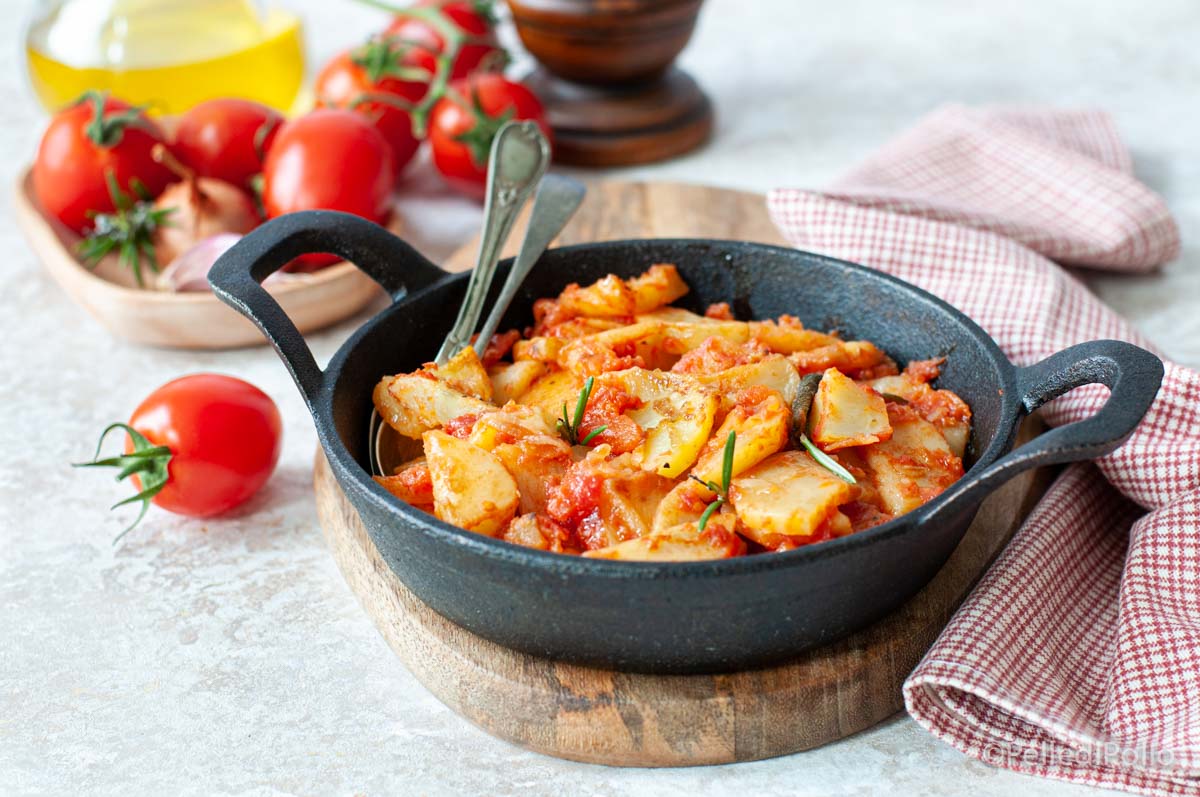 Patate in umido con erbe aromatiche e pomodoro
