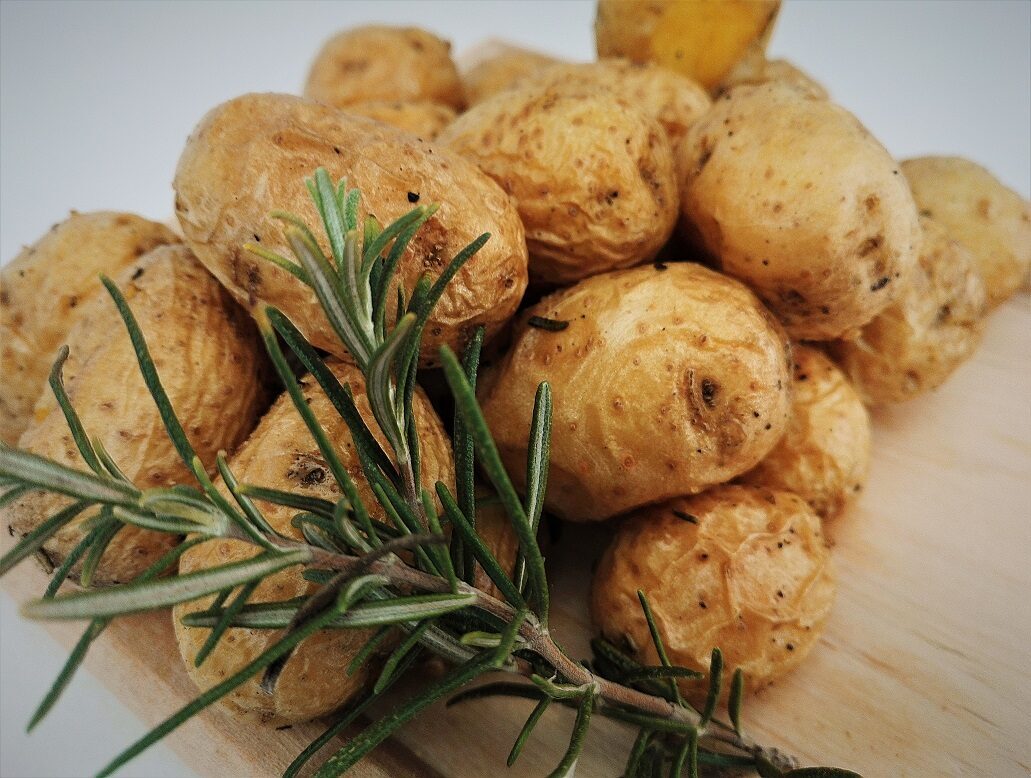 Patate novelle con la buccia al forno