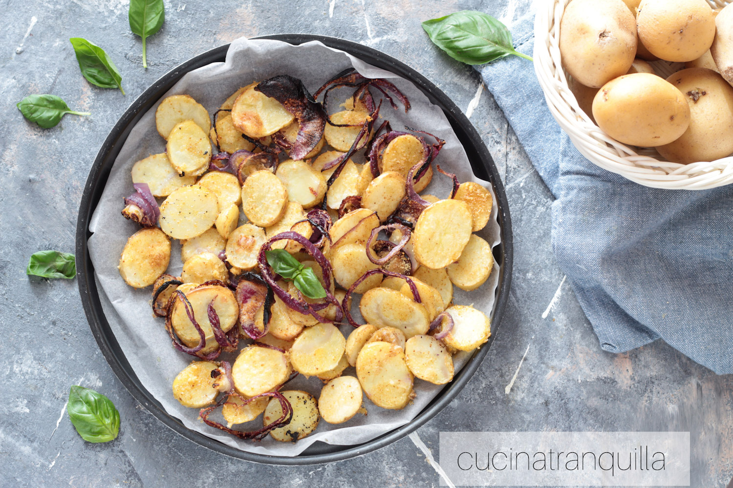 Patate novelle e cipolle in teglia