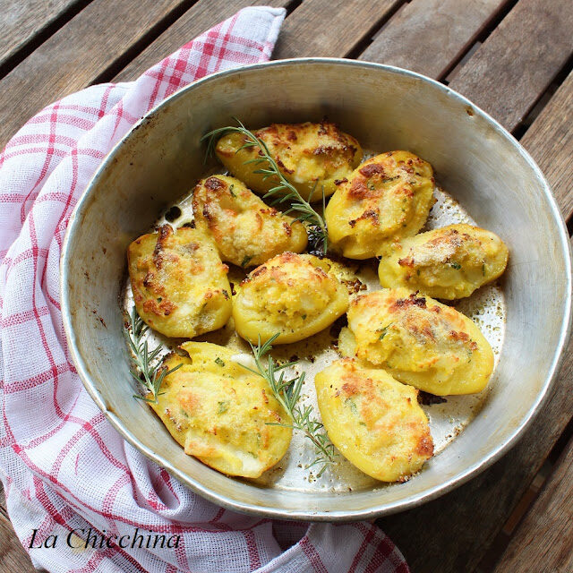 Patate ripiene con acciughe  e mozzarella