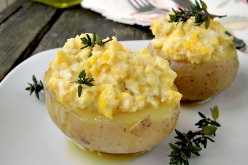 Patate ripiene con uova e quartirolo