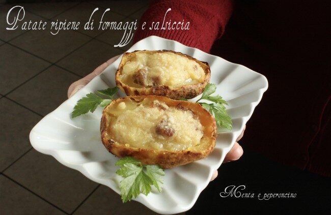 Patate ripiene di formaggi e salsiccia