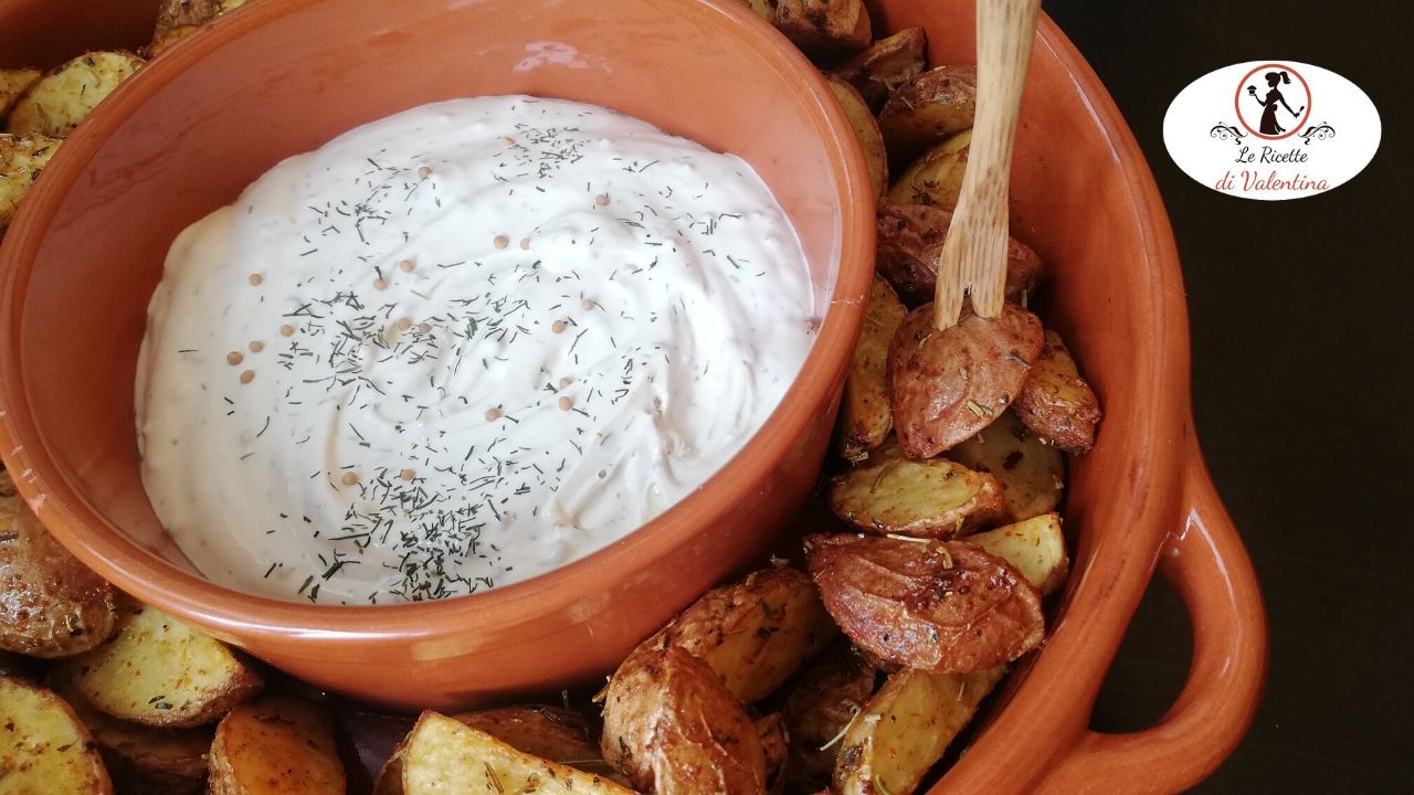 Patate rosse di lemma speziate in friggitrce ad aria con panna acida all’aneto e senape