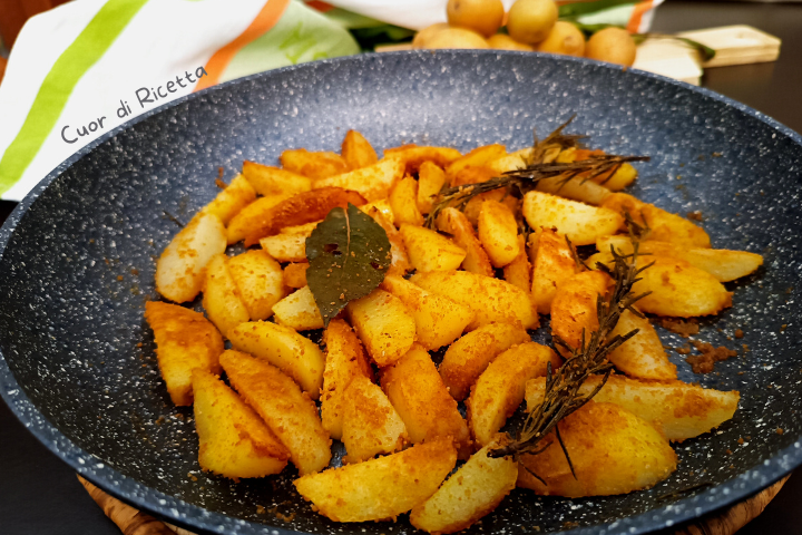 Patate sabbiose in padella croccanti