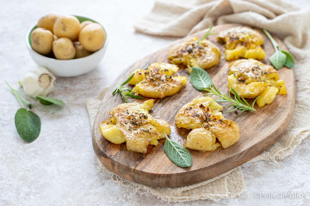 Patate schiacciate alle erbe aromatiche