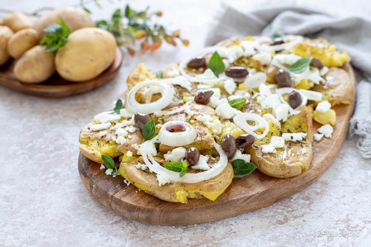 Patate schiacciate con feta e olive