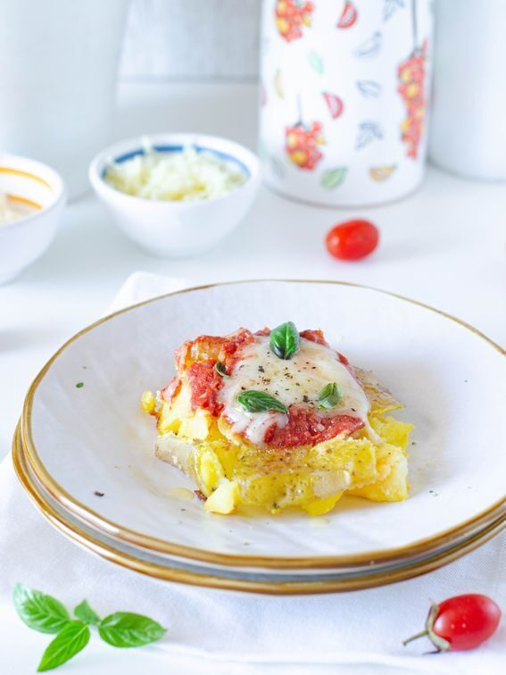 Patate schiacciate in padella con pomodoro e mozzarella
