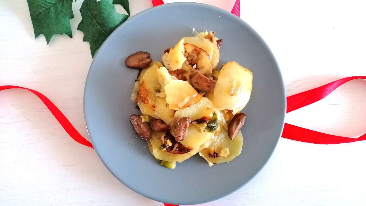 Patate veloci in padella, con olive e scalogno