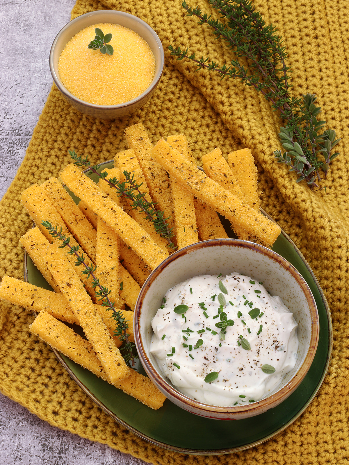 Patatine (finte) di polenta con salsa allo yogurt