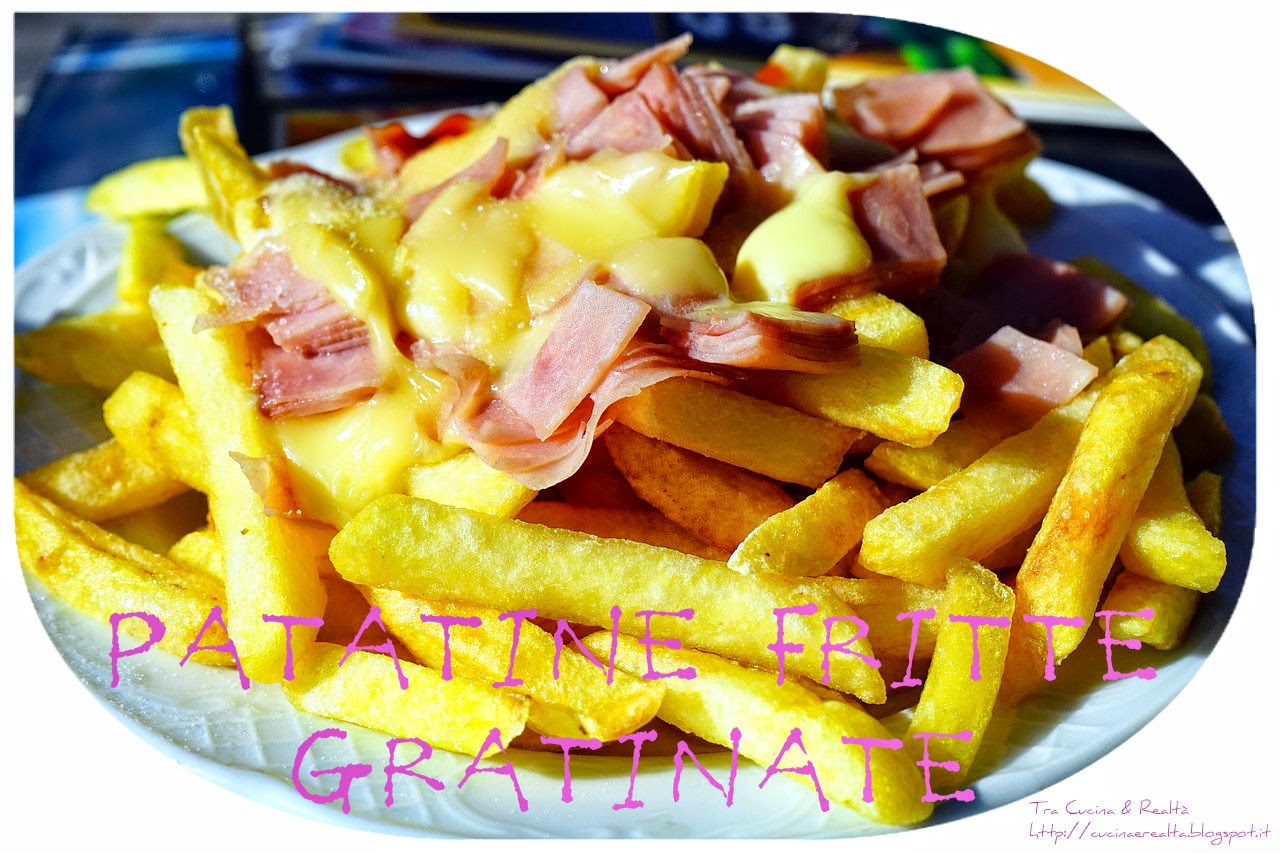 Patatine fritte gratinate con formaggio cheddar e prosciutto di praga