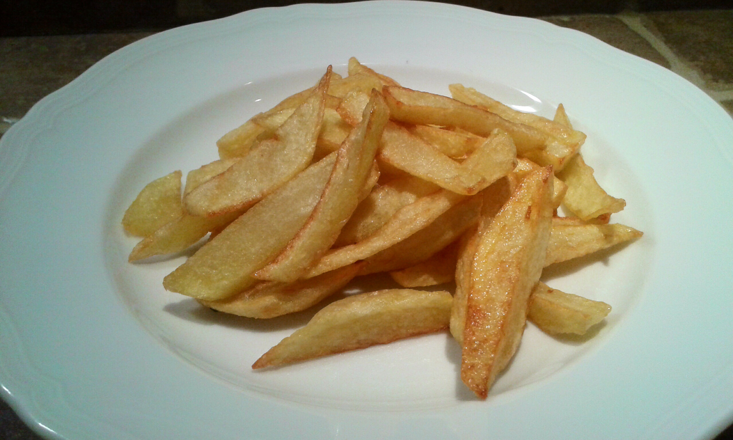 Patatine tagliate e fritte