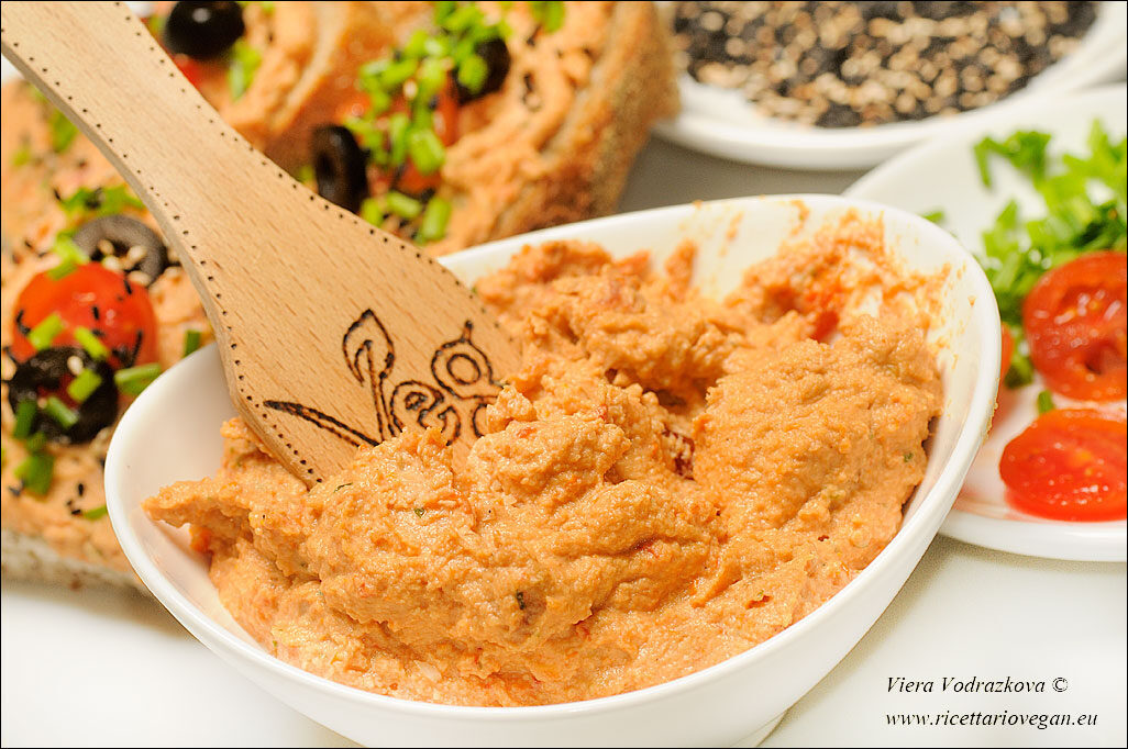 Patè di anacardi e pomodori secchi alla mediterranea