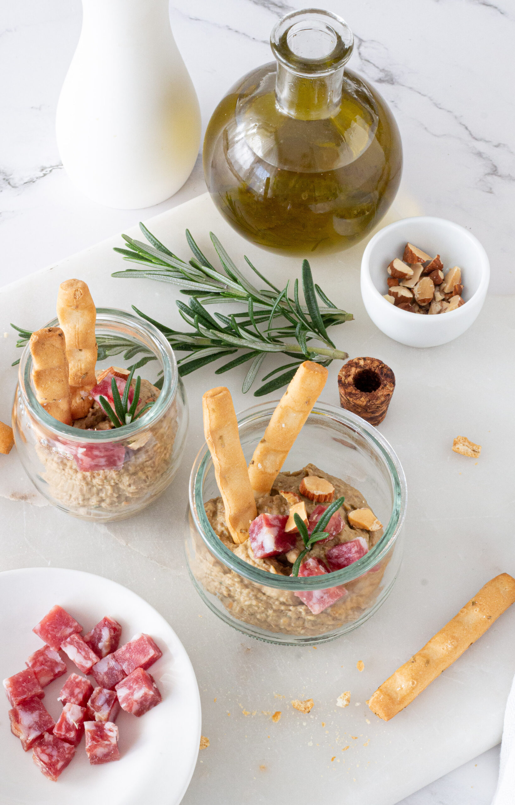 Patè di lenticchie con salame e mandorle