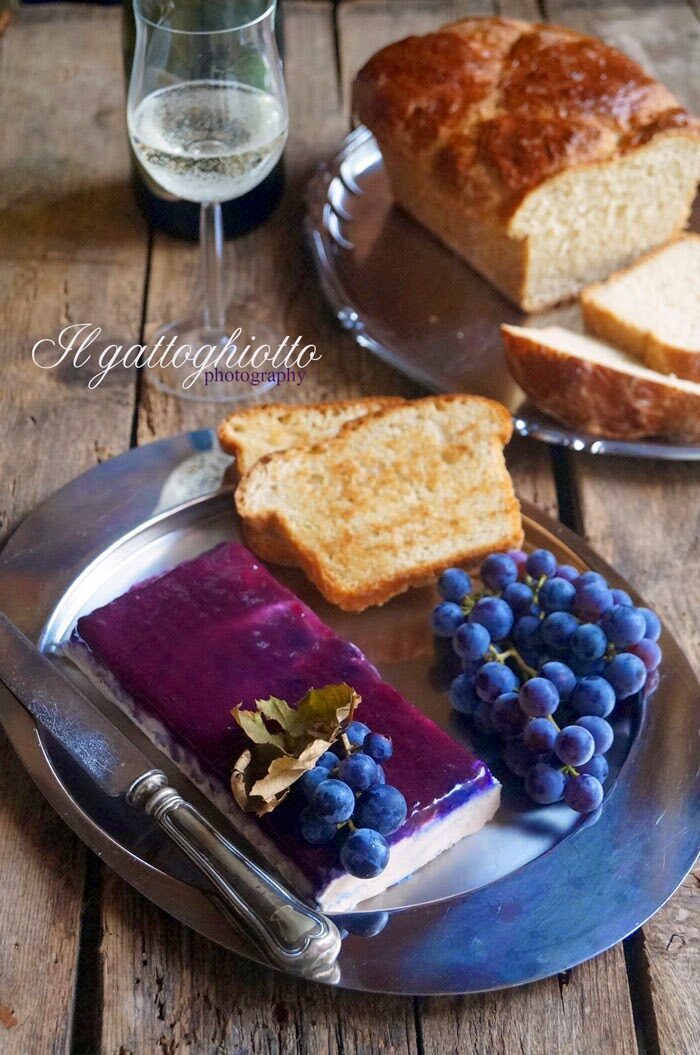 Patè di trota salmonata con gelatina di uva fragola e pane viennese