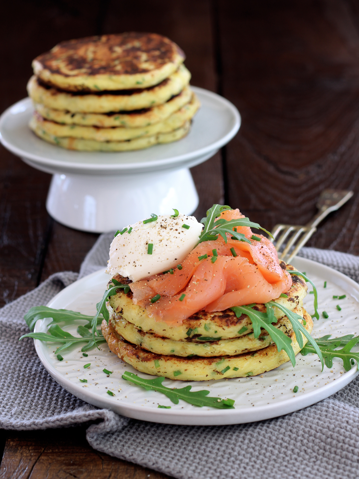 Patties di patate e formaggio con salmone affumicato