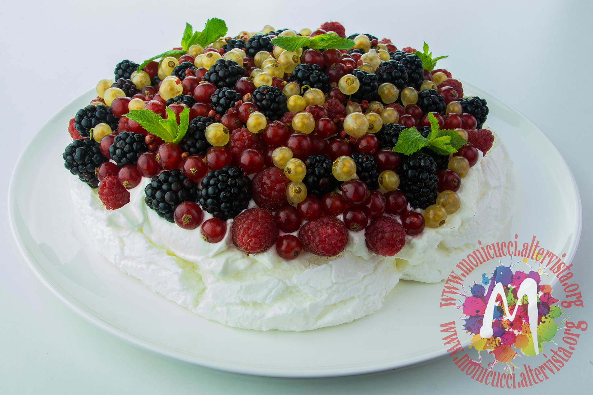 Pavlova ai frutti di bosco con salsa di fragoline e menta