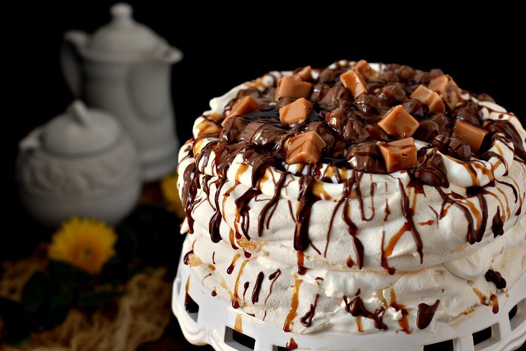 Pavlova con cioccolato e caramello
