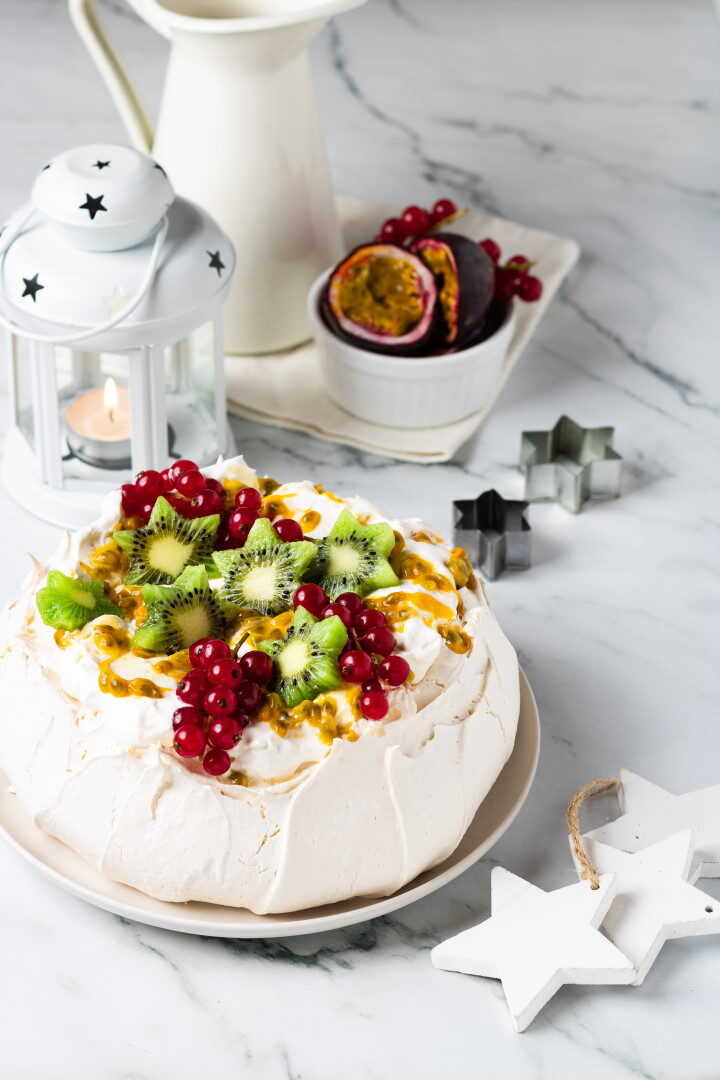 Pavlova con frutto della passione e kiwi