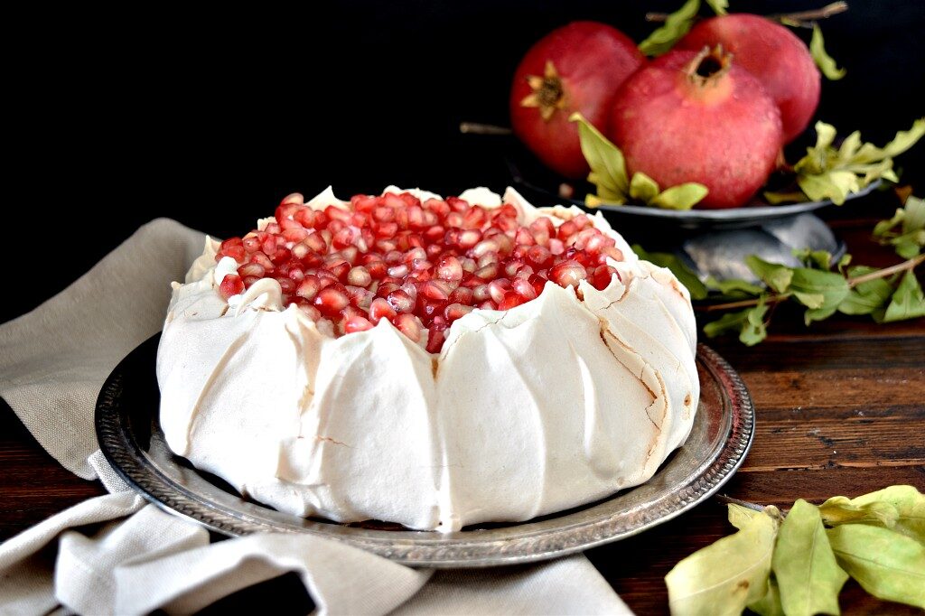Pavlova con melagrana, un dolce goloso ed elegante