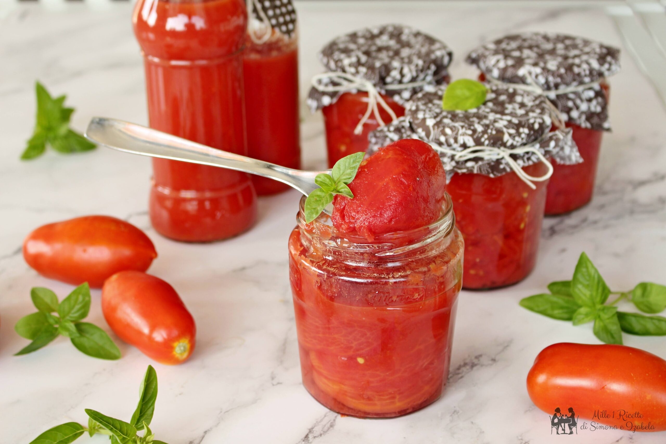 Pelati in conserva e salsa in una preparazione