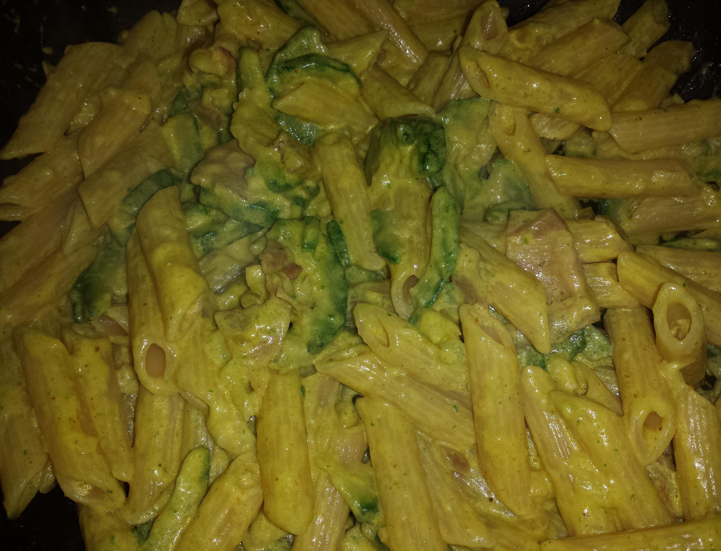 Penne al curry, zucchine, pancetta e panna