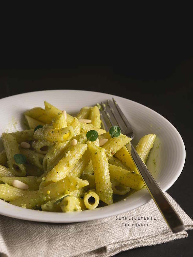 Penne al pesto di frutta secca