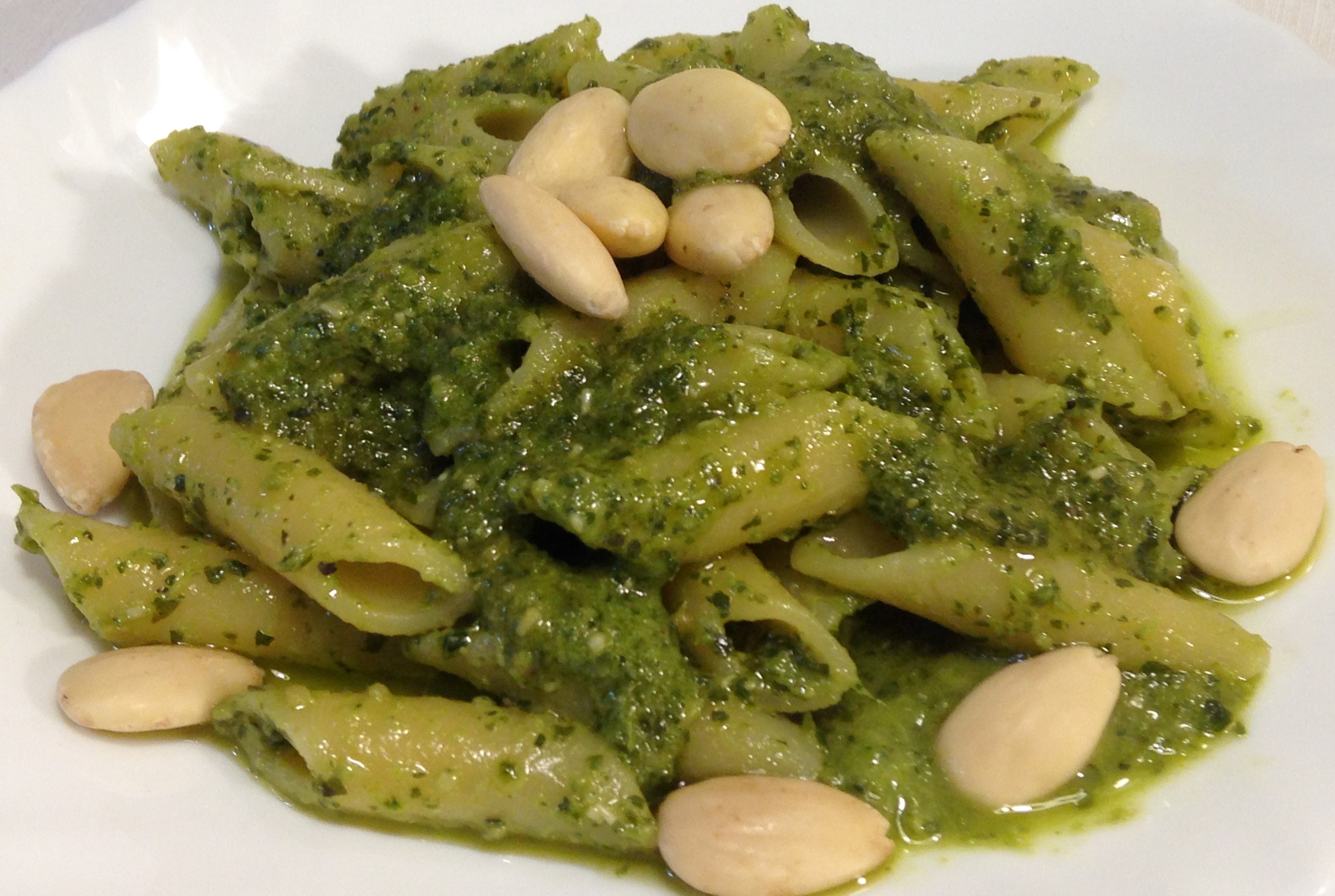 Penne al pesto di mandorle e basilico